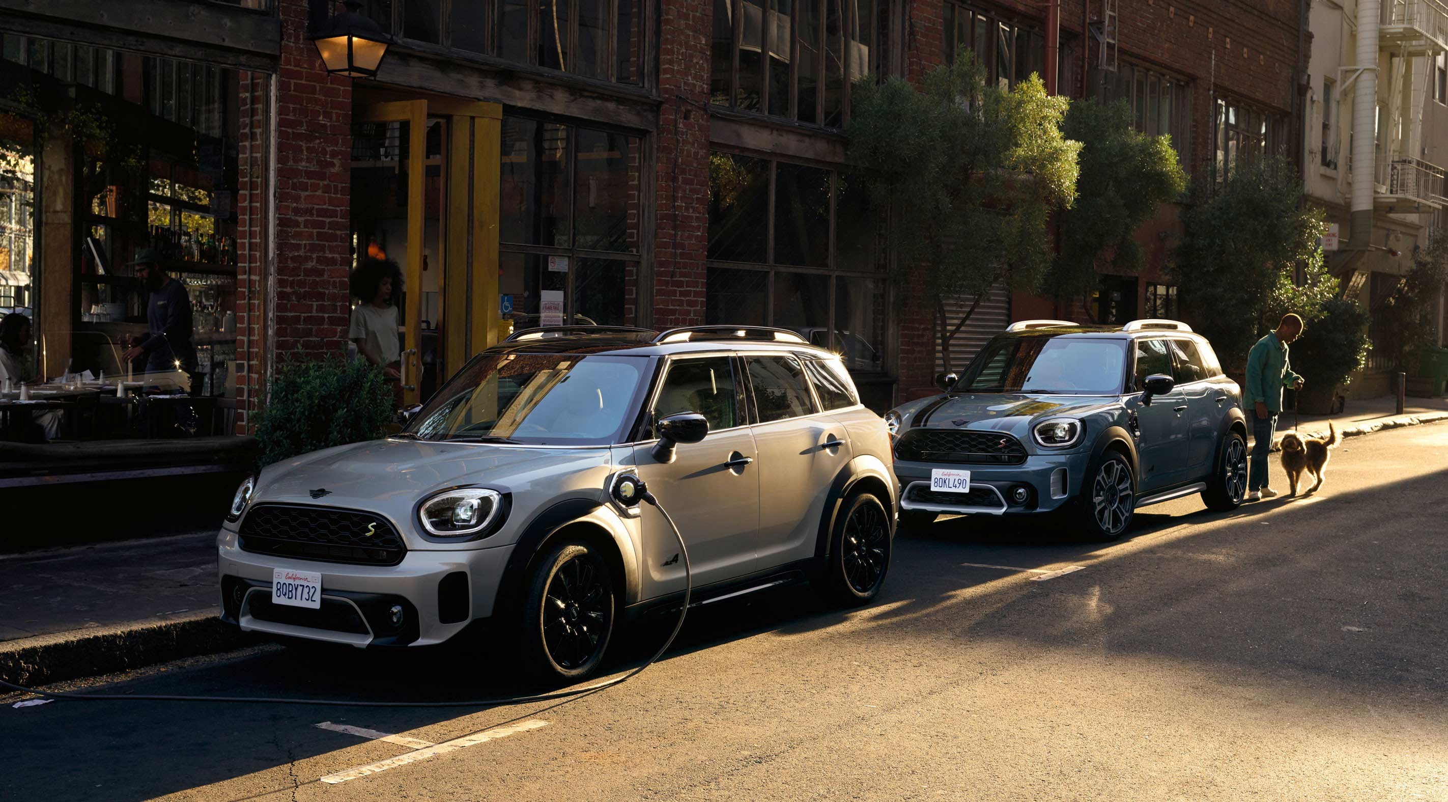 外出先で充電するMINI PHEV